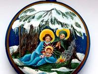 Die heilige Familie im Schnee, Glastaler blau mattiert, 10 cm